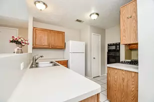 2018 Creek Valley Ln, Sugar Land, TX 77478 - Photo 9