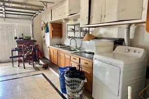 8911 Lazy River Ln, Houston, TX 77088 - Photo 17