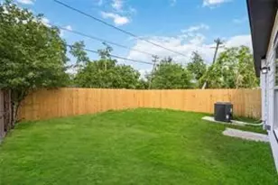 5037 Southwind St, Houston, TX 77033 - Photo 9