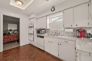 9235 Sharpview Dr, Houston, TX 77036 - Photo 13