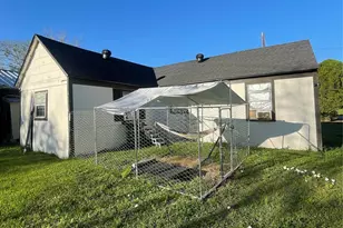 105 N Carver St, Edna, TX 77957 - Photo 17