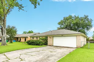 129 La Laja Dr, Angleton, TX 77515 - Photo 3