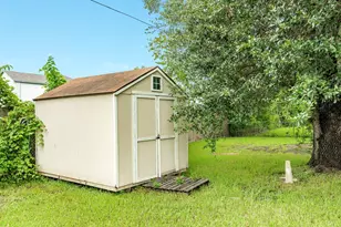 129 La Laja Dr, Angleton, TX 77515 - Photo 9