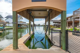 1301 Maui Dr Dr, Tiki Island, TX 77554 - Photo 43