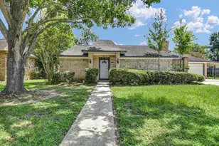 110 Buttercup St, Lake Jackson, TX 77566 - Photo 1