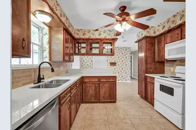 110 Buttercup Street, Lake Jackson, TX 77566 - Photo 3