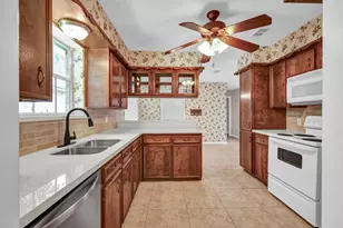 110 Buttercup St, Lake Jackson, TX 77566 - Photo 3