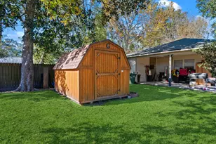 945 N Travis St, Liberty, TX 77575 - Photo 23