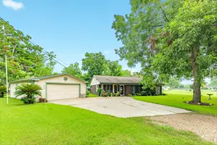 208 Lostracco St, Angleton, TX 77515 - Photo 3