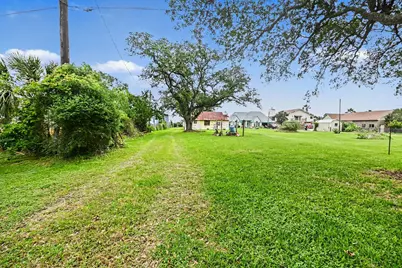 10518 Ocean Drive, Beach City, TX 77523 - Photo 5