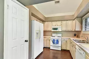 1038 St John Dr, Pearland, TX 77584 - Photo 7