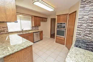 3027 Colonial Dr, Sugar Land, TX 77479 - Photo 11