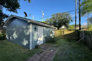 3215 Ave P 1/2, Galveston, TX 77550 - Photo 27