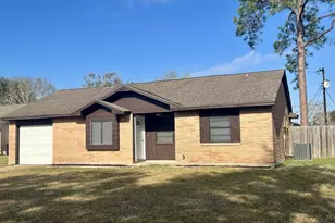802 E Stadium Ct, Friendswood, TX 77546 - Photo 1