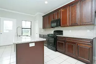 990 Grenshaw St, Houston, TX 77088 - Photo 5