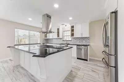 813 W Galveston Street, League City, TX 77573 - Photo 11