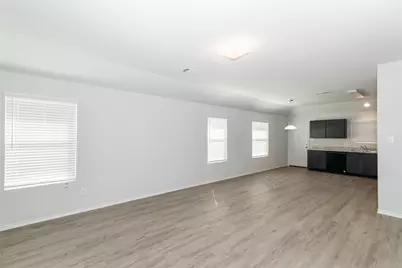 8639 Middleton Oaks Circle, Houston, TX 77028 - Photo 5