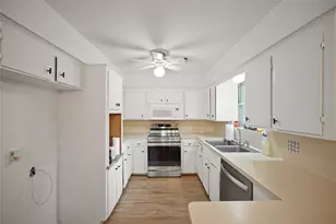 9538 Skyline Dr, Houston, TX 77063 - Photo 15