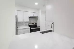 10075 Westpark Dr, Houston, TX 77042 - Photo 7