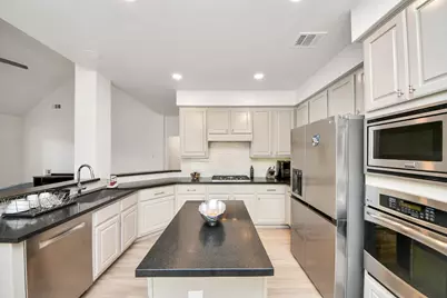7130 Glenwood Dr, Sugar Land, TX 77479 - Photo 15