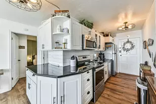 415 E Beach Dr, Galveston, TX 77550 - Photo 17