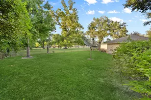 210 E Waring St, Dayton, TX 77535 - Photo 23