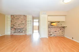 2201 Fountain View Dr W, Houston, TX 77057 - Photo 5