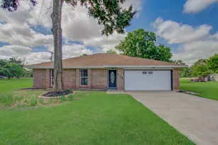 114 Swiss Ln, Clute, TX 77531 - Photo 1