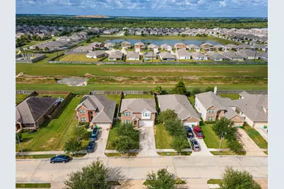 512 Forest Village Circle, La Marque, TX 77568 - Photo 3