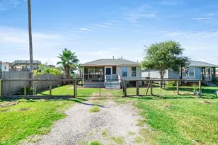 1307 S Live Oak St, Rockport, TX 78382 - Photo 7