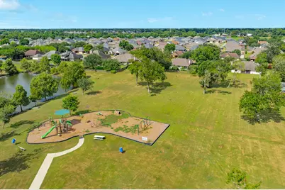 203 Lexington Avenue, Clute, TX 77531 - Photo 5
