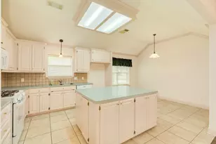 203 Lexington Ave, Clute, TX 77531 - Photo 25