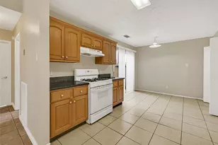 12322 Meadow Ridge Dr, Stafford, TX 77477 - Photo 9