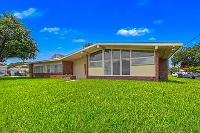 2005 Mary Moody Northen Boulevard, Galveston, TX 77551 - Photo 1