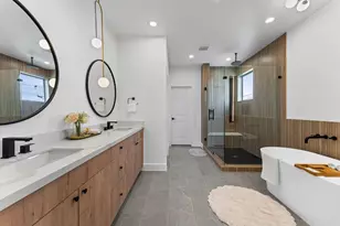 1122 W 17th St, Houston, TX 77008 - Photo 1