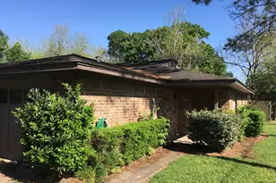 409-411 Hurst Pl, Angleton, TX 77515 - Photo 3