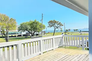 532 Bayshore Dr, La Porte, TX 77571 - Photo 1