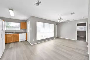 2214 Shady Tree Ln, Conroe, TX 77301 - Photo 7