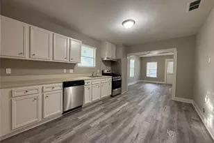 17 E James St, Baytown, TX 77520 - Photo 5