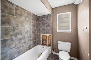 426 S 6th St, La Porte, TX 77571 - Photo 15