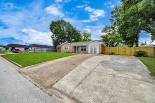 811 Hillcrest Dr, Conroe, TX 77301 - Photo 1