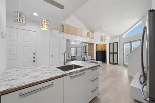 10855 Meadowglen Ln, Houston, TX 77042 - Photo 17