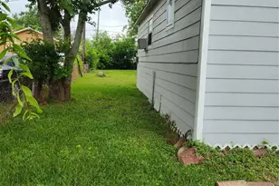 527 W 6th St, Freeport, TX 77541 - Photo 21