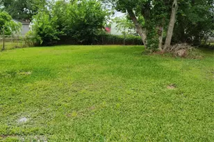 527 W 6th St, Freeport, TX 77541 - Photo 23