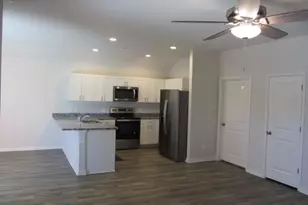303 Crown Pt Dr, Huntsville, TX 77320 - Photo 5