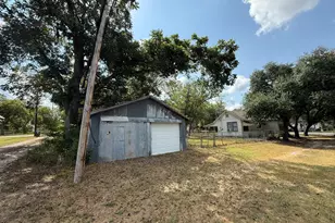 715 Anderson St, Schulenburg, TX 78956 - Photo 3