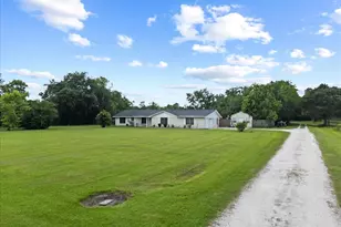 804 Otter Rd, Anahuac, TX 77514 - Photo 5