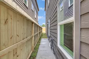 8415 Mahalia Dr, Houston, TX 77088 - Photo 25