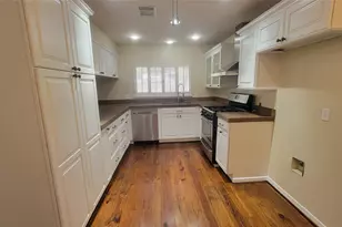 256 E Castle Harbour Dr, Friendswood, TX 77546 - Photo 3