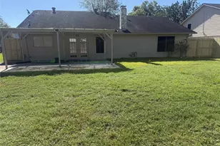 256 E Castle Harbour Dr, Friendswood, TX 77546 - Photo 9